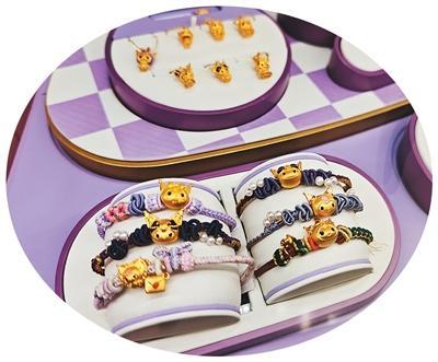 北京一家品牌黄金门店陈列的IP联名金饰。刘博宁摄