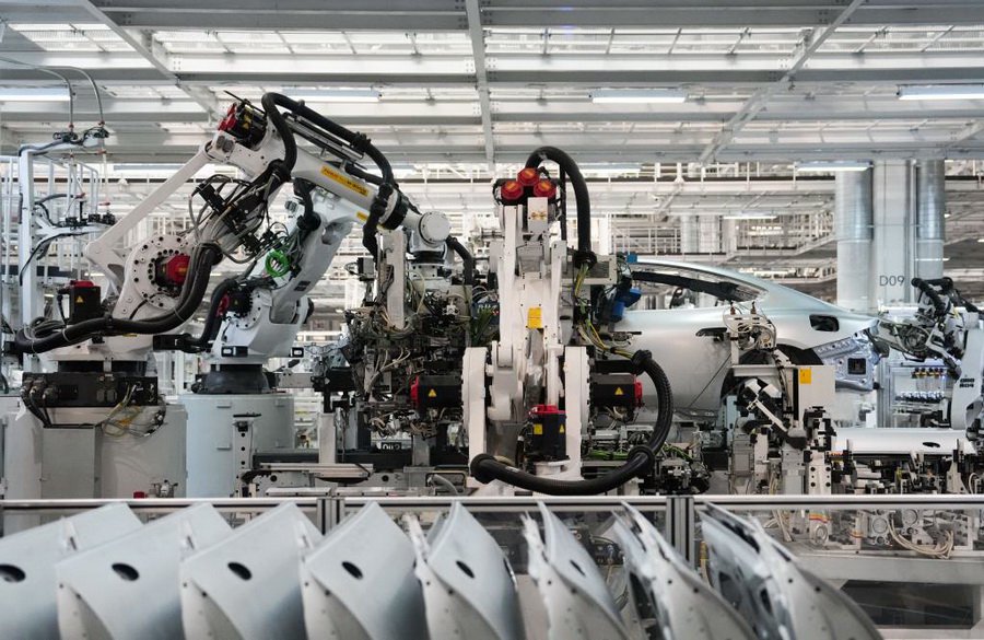 2025年6月16日，机器人在北京小米汽车工厂车间流水线上工作。新华社记者 郑焕松 摄
